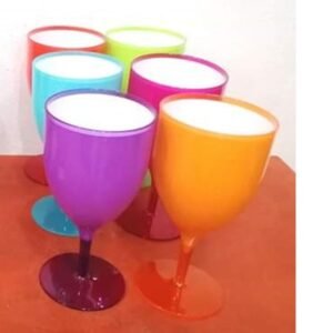 Verre en plastique multicolore à intérieur blanc