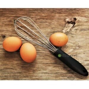 Fouet de cuisine métallique à manche en plastique