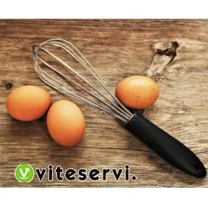 Fouet de cuisine métallique à manche en plastique