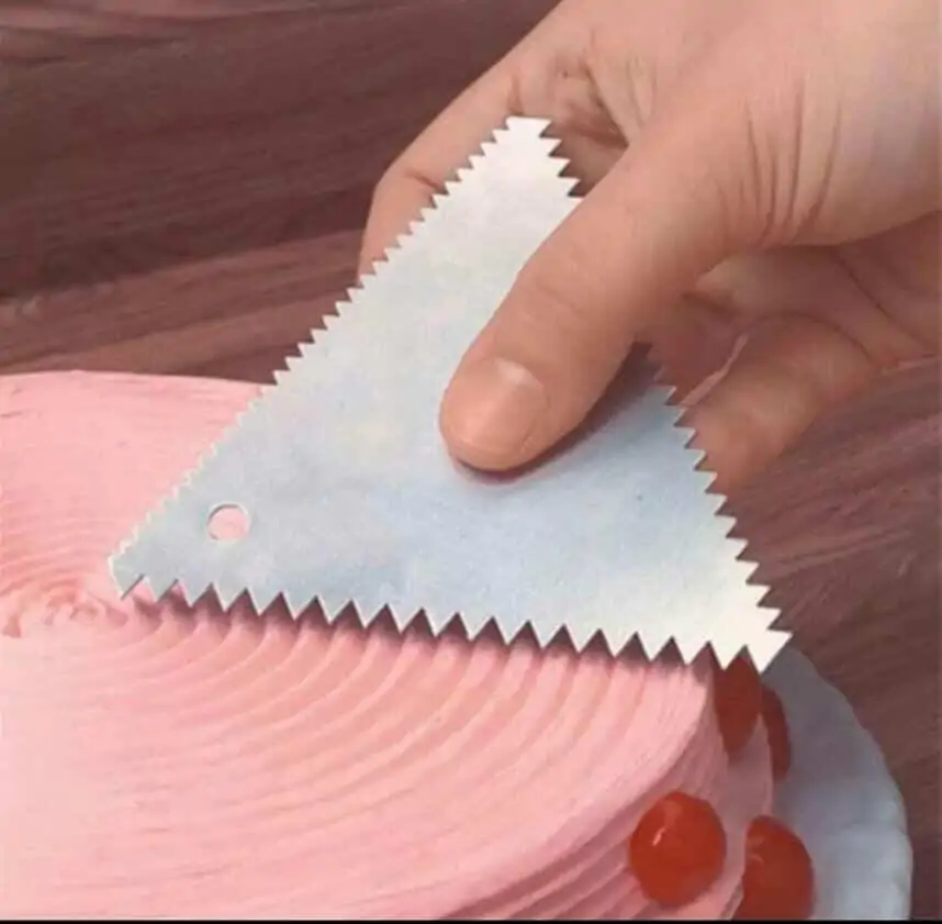 2054c89c 9c98 4b03 add8 5ecbc12cb1b7 Lisseuse de surface de gâteau forme triangle 3 cotés