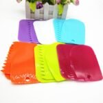 Set de 3 Lisseuses Grattoirs à crème de gâteaux en plastique pour texture plate - en dent de scie - en créneau rectangulaire ou carré ou rond