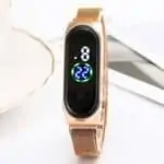 Montre numérique à touché tactile à manche métallique aimanté