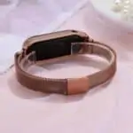 Montre numérique à touché tactile à manche métallique aimanté