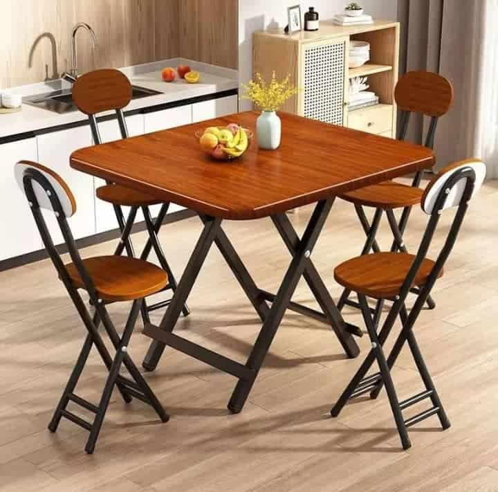Table + 4 chaises pliantes Table + 4 chaises pliantes