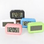 Horloge de Table Rétro Éclairées Horloge Bureau Offre Spéciale Alarme Numérique Horloge Bureau Rétro Éclairage Snooze Muet Calendrier Bureau Décoration Murale Chambre Coucher