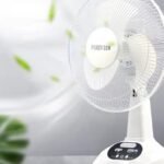 Ventilateur rechargeable neuf avec panneau solaire, port USB, lumière LED et 2 ampoules
