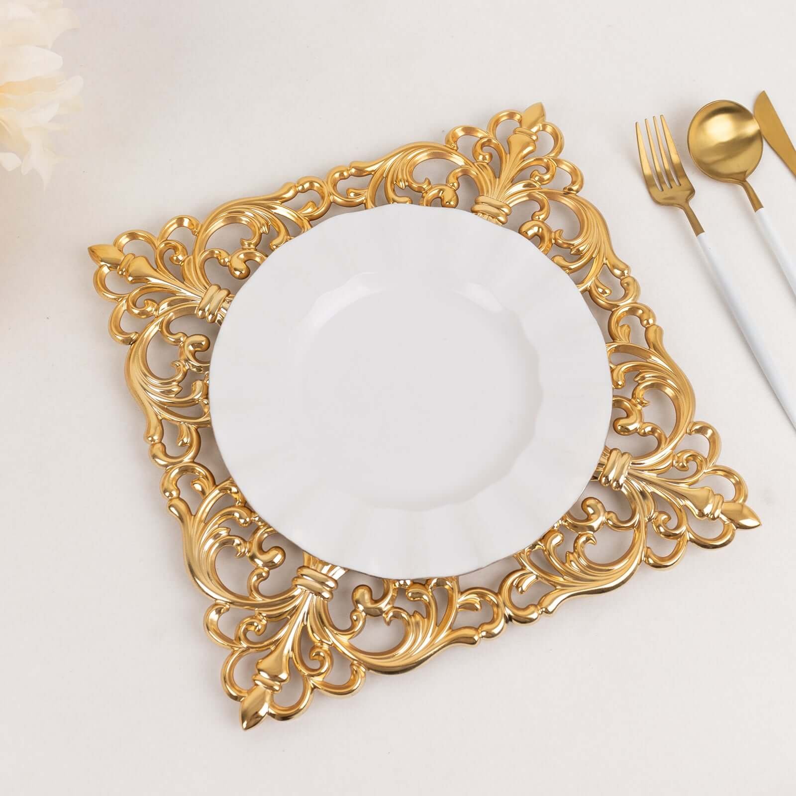 white plate on gold acrylic charger 1738761555445 Lot de 3 Sous plats dorés ou argentés pour réception cérémonie, porte plat de luxe pour vos invitations
