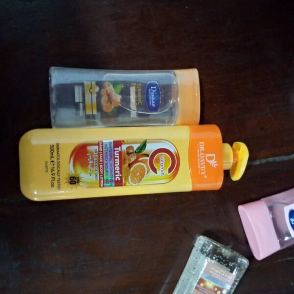 IMG 20251025 WA0019 lotion pour le corps au curcuma et à la vitamine C de la marque.C'est une lotion hydratante conçue pour éclaircir et nourrir la peau, et elle contient un SPF 60.