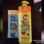 lait pour le corps au curcuma et à la vitamine C et huile glow C'est une lotion hydratante conçue pour éclaircir et nourrir la peau, et elle contient un SPF 60.