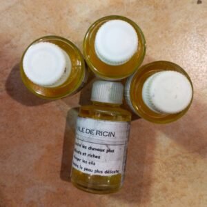 Huile de ricin est connue pour ses bienfaits sur les cheveux, les cils et la peau.