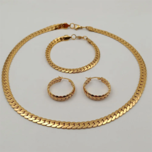Parure de Bijoux Femme Plaqué Or, Ensemble Collier Bracelet Boucles d'Oreilles Maille Plate, Élégance et Durabilité, Résistant à l'Eau, Idéal Cadeau